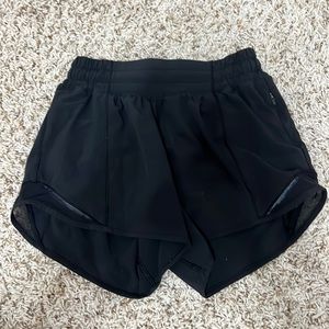lululemon black hotty hot shorts 2’5